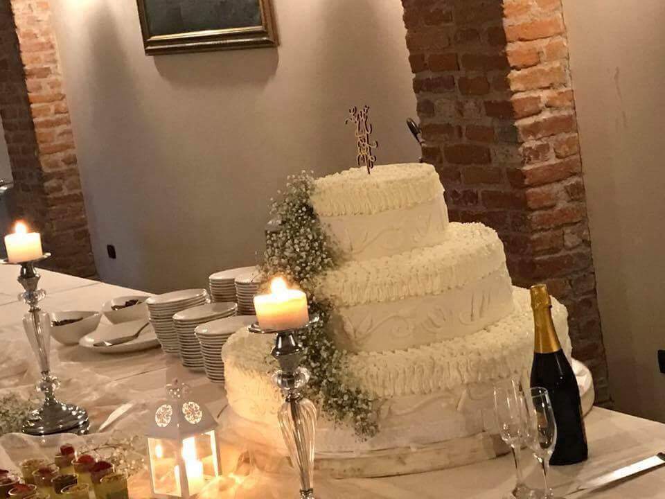Wedding cake total white