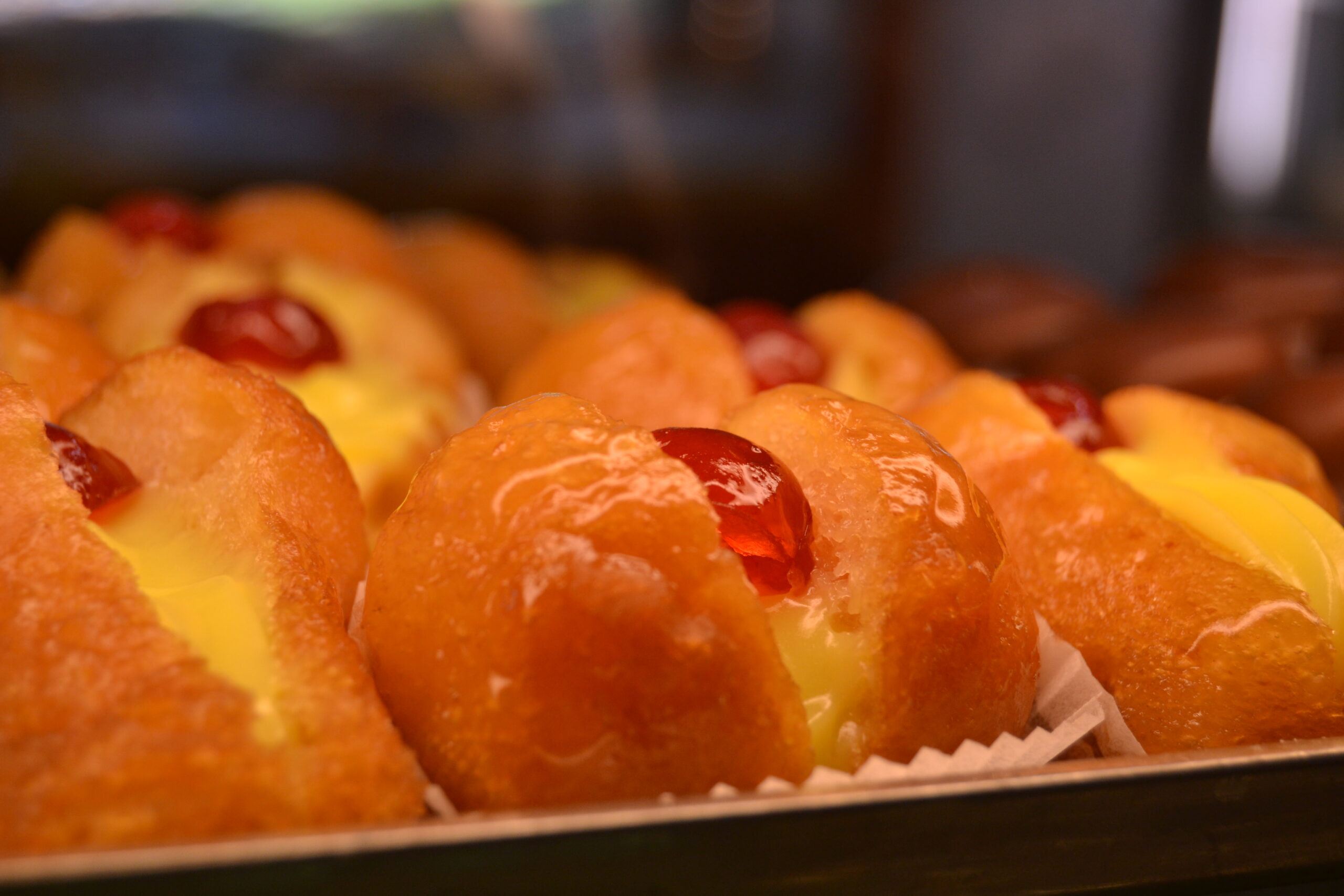 Babà al rhum all’avena e Teff, con crema pasticciera al profumo di Cardamomo