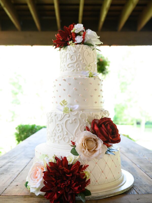 Fine wedding cake. Torta a piani bianca con fiori