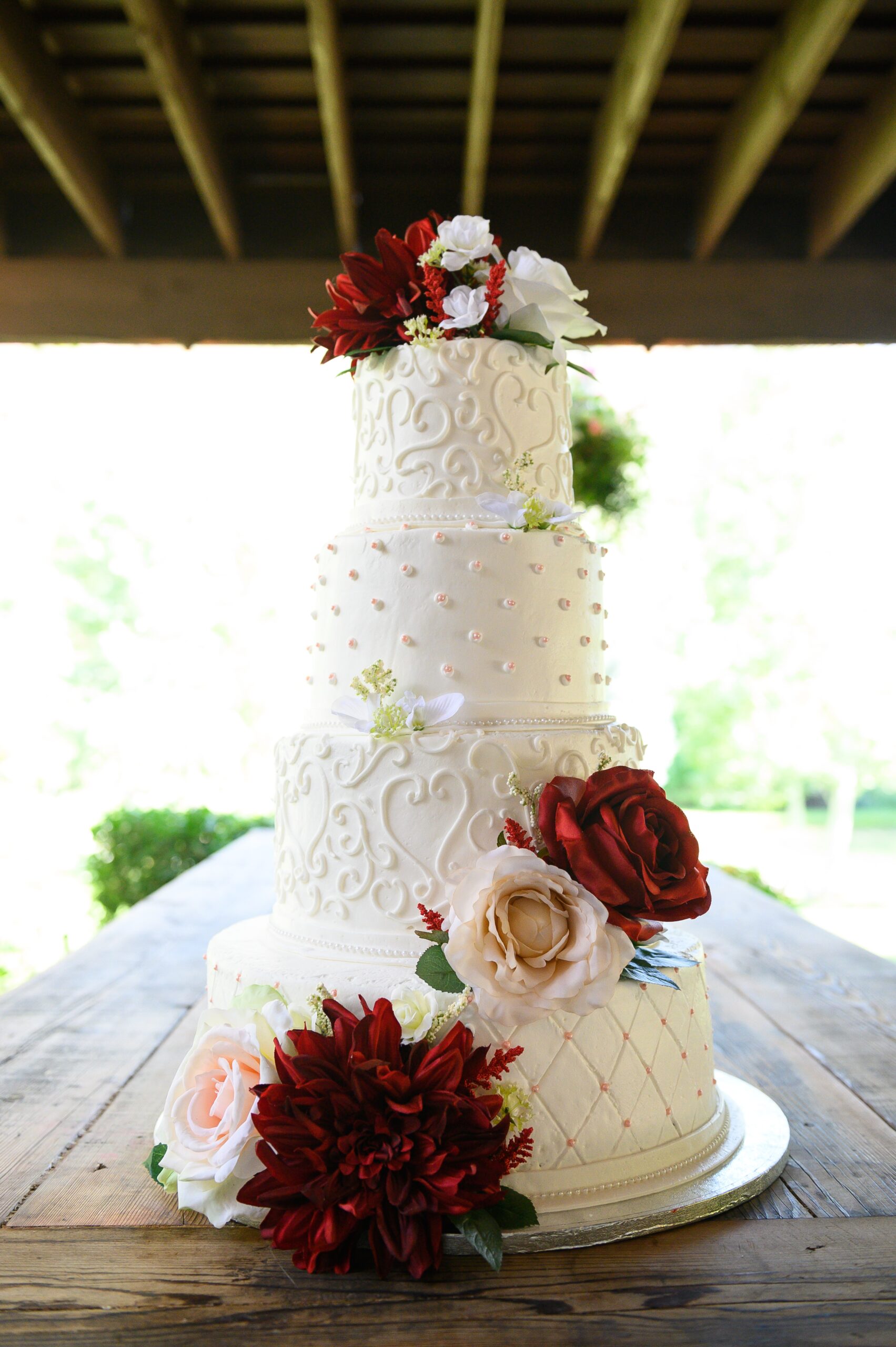 Fine wedding cake. Torta a piani bianca con fiori