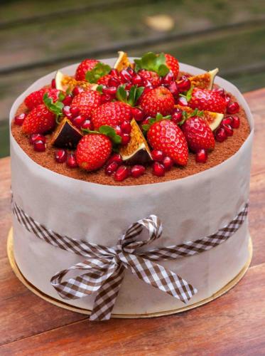 Torta-Cioccolato-fragole-fichi